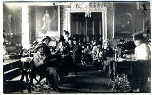Le grand salon de Government House, v. 1915