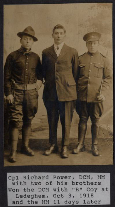Le caporal Richard Power, MCD, MM, et deux de ses frères. On leur a décerné la Médaille de conduite distinguée au sein de la B Company, à  Ledegham, le 3 octobre 1918, et la Médaille militaire, 11 jours plus tard