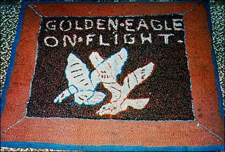 Tapis crocheté inspiré par l'enseigne d'un poste d'essence Golden Eagle à Holyrood (baie de la Conception)