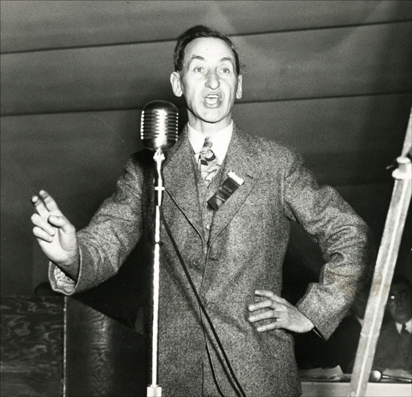 Ted Russell pendant la campagne électorale de 1949 Ted Russell pendant la campagne électorale de 1949