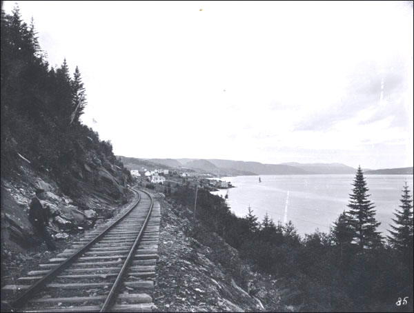 Ligne de chemin de fer le long de la rivière Humber, vers 1896 Ligne de chemin de fer le long de la rivière Humber, vers 1896
