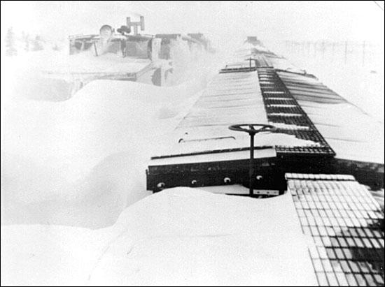 Convoi enseveli sous la neige, plateau Gaff Topsail, vers 1970 Convoi enseveli sous la neige, plateau Gaff Topsail, vers 1970