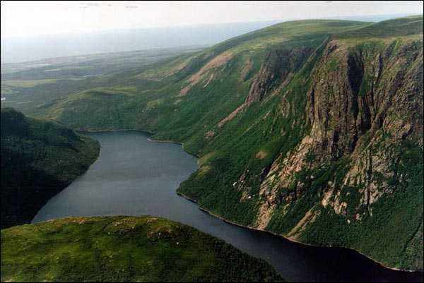 Un ancien fjord à Ten Mile Pond, dans le parc national du Gros-Morne