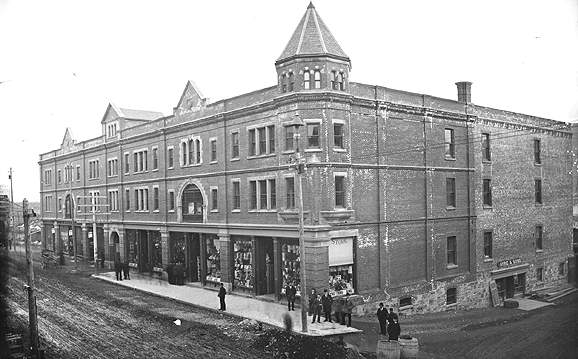 211-219, rue Water (magasin de George Knowling) et 231-235, rue Water (magasin Ayre & Sons), St. John's, vers 1899 211-219, rue Water (magasin de George Knowling) et 231-235, rue Water (magasin Ayre & Sons), St. John's, vers 1899