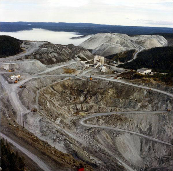 Mine d'amiante Advocate, Baie Verte, vers 1980 Mine d'amiante Advocate, Baie Verte, vers 1980