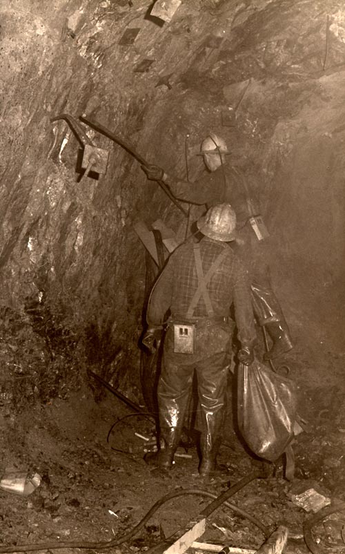 Des mineurs de Buchans travaillant sous terre, 1955 Des mineurs de Buchans travaillant sous terre, 1955