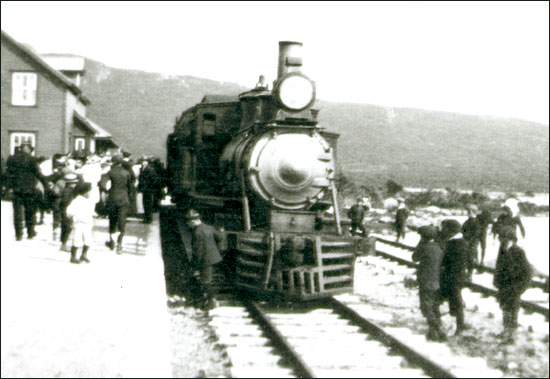 Arrivée du premier train sur la ligne secondaire de Heart's Content, le 26 juillet 1915. Arrivée du premier train sur la ligne secondaire de Heart's Content, le 26 juillet 1915.