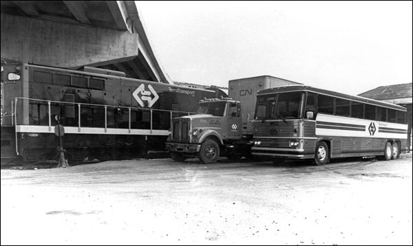 Train, autocar et camion du Canadien National à la gare de St. John's, 1979 Train, autocar et camion du Canadien National à la gare de St. John's, 1979