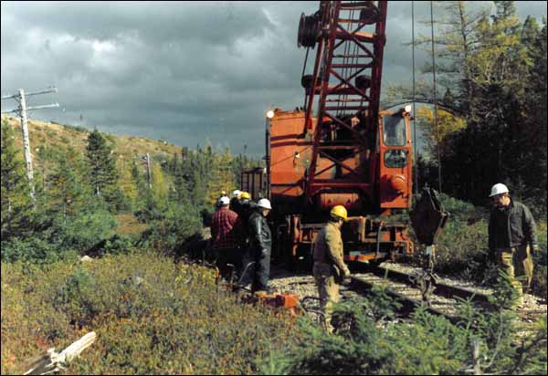 Des travailleurs enlevant les rails de la voie ferrée, 1988 Des travailleurs enlevant les rails de la voie ferrée, 1988