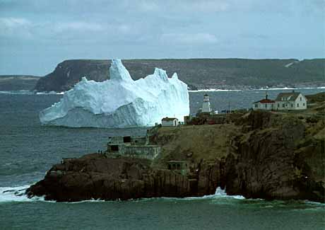 Iceberg dans le goulet qui mène au port de St. John's Iceberg dans le goulet qui mène au port de St. John's