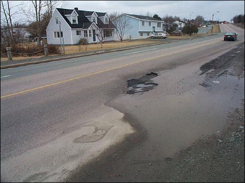 Nid de poule sur le chemin Logy Bay, St. John's, T.-N.-L.