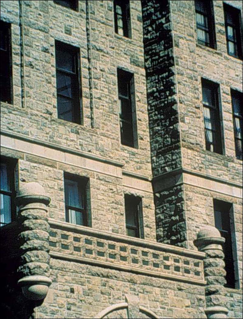Gros plan de la façade du palais de justice de St. John's (T.-N.-L.) Close-up of the Entrance to the Court House, St. John's, NL