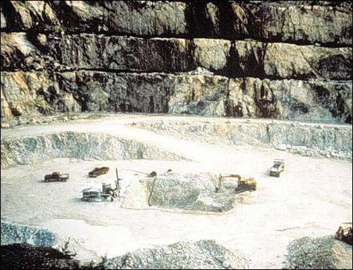 A View of Canada's Only Producing Pyrophyllite Mine (Newfoundland Minerals) at Manuels Vue de la mine de pyrophyllite en exploitation