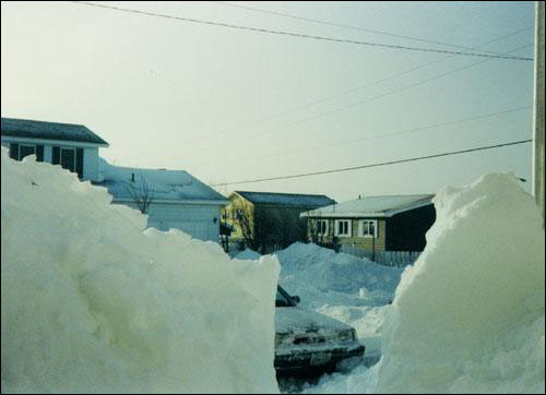 Rue de St. John's après une forte chute de neige, au début de 1987 Rue de St. John's après une forte chute de neige, au début de 1987