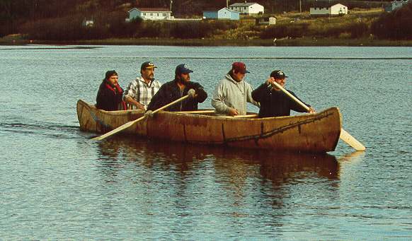 Une réplique de grand canot en écorce de bouleau pour naviguer en haute mer