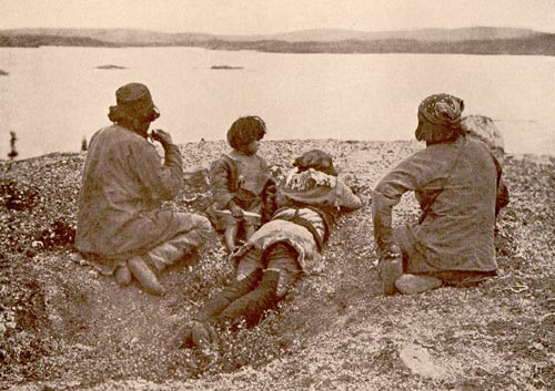 Des chasseurs innus qui attendent le caribou au lac Mistinipi au Labrador, vers 1910 Des chasseurs innus qui attendent le caribou au lac Mistinipi au Labrador, vers 1910
