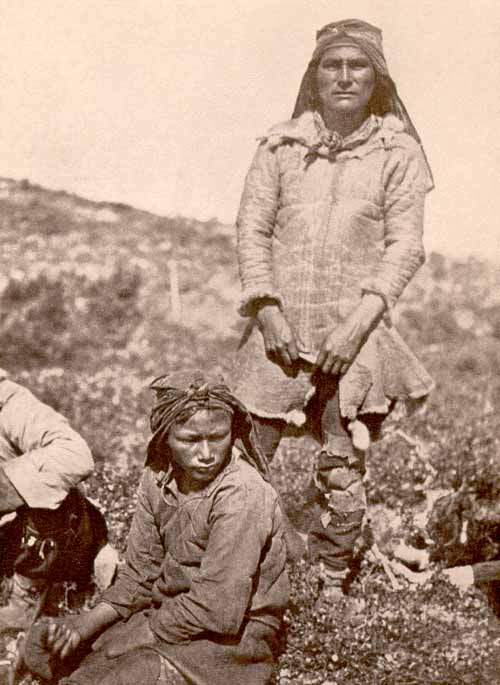 Un chasseur innu du Labrador vêtu d'un manteau en peau de caribou, vers 1910 Un chasseur innu du Labrador vêtu d'un manteau en peau de caribou, vers 1910
