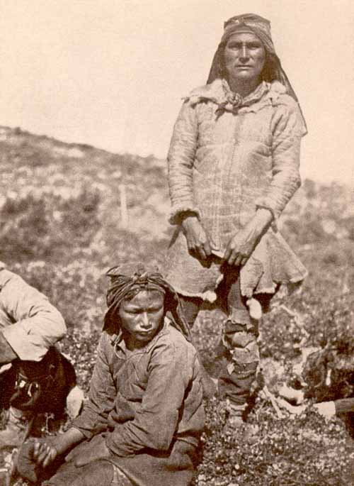 Un chasseur innu du Labrador vêtu d'un manteau en peau de caribou, vers 1910