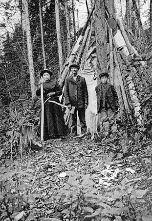 Reuben Lewis, un leader mi'kmaq du début du 20e siècle, avec Souliann et Ben Stride