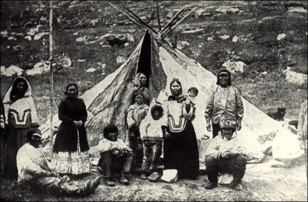 Des Inuit en face de leur tente en peau (Tupiq), à Okak au Labrador, 1896 Des Inuit en face de leur tente en peau (Tupiq), à Okak au Labrador, 1896