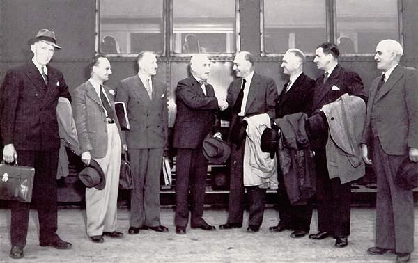 Les membres de la délégation à leur arrivée à Ottawa en 1947 Les membres de la délégation à leur arrivée à Ottawa en 1947