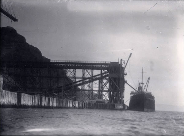 Le chargement de minerai de fer à l'île Bell, vers 1930 Le chargement de minerai de fer à l'île Bell, vers 1930