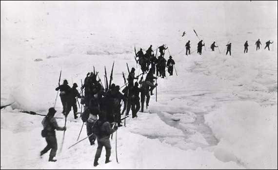 Des chasseurs de phoque sur la banquise