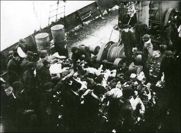 Les corps des chasseurs de phoques, le 4 avril 1914 Les corps des chasseurs de phoques, le 4 avril 1914