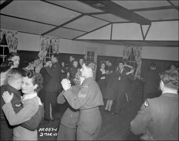 Danse à la base de l'Aviation royale canadienne de Gander, le 3 mars 1945 Danse à la base de l'Aviation royale canadienne de Gander, le 3 mars 1945