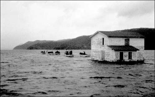 Le déplacement d'une habitation de la baie Trinity, T.-N.-L, vers 1968