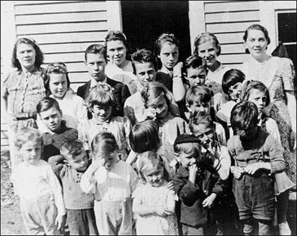 Groupe d'élèves et d'enfants du niveau préscolaire à Haystack, 1942 Groupe d'élèves et d'enfants du niveau préscolaire à Haystack, 1942