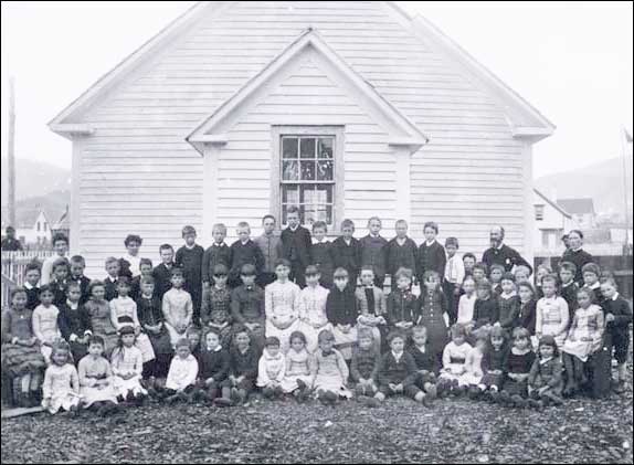 Élèves devant l'école, s.d.