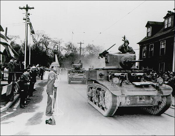 Chars d'assaut américains lors d'un défilé militaire des forces armées canadiennes et américaines en 1942 Chars d'assaut américains lors d'un défilé militaire des forces armées canadiennes et américaines en 1942