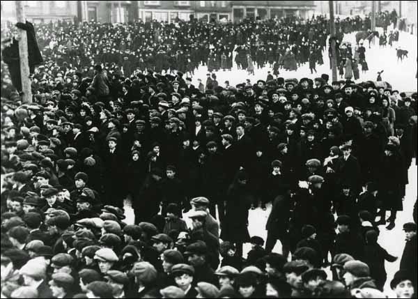 La foule en attente, le 4 avril 1914 La foule en attente, le 4 avril 1914