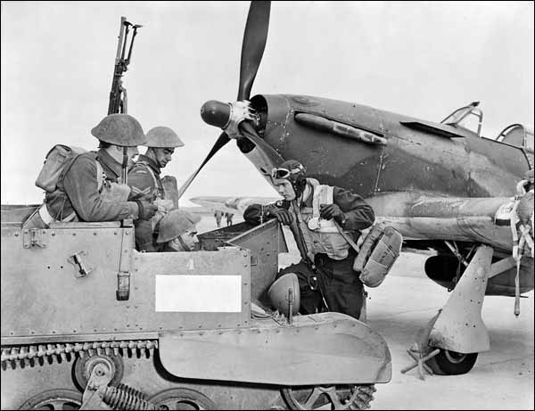 Un aviateur et des soldats d'infanterie à la base de l'Aviation royale canadienne (ARC) de Gander, en 1943 Un aviateur et des soldats d'infanterie à la base de l'Aviation royale canadienne (ARC) de Gander, en 1943