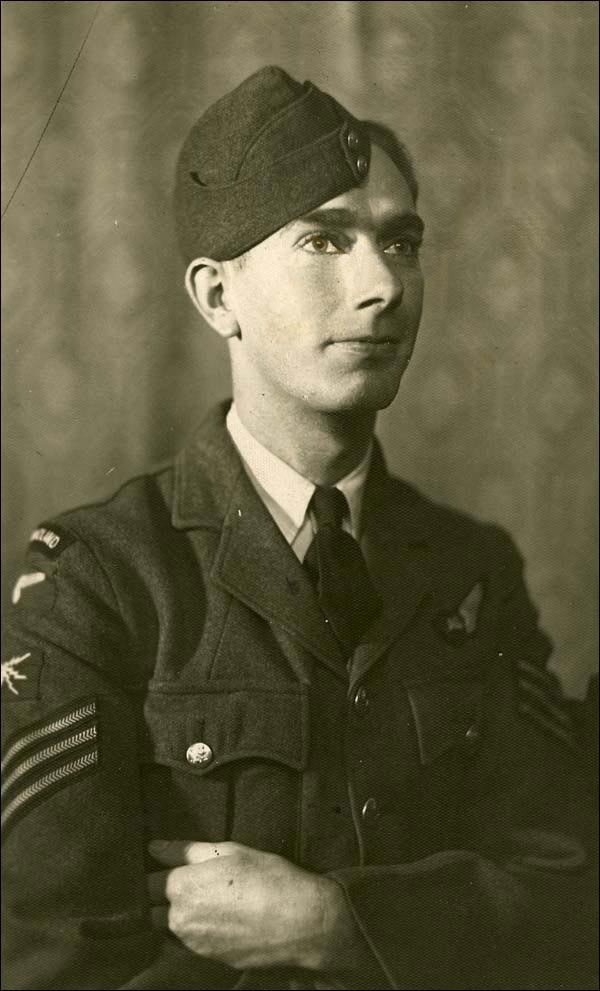 Lloyd Burry, recrue de la RAF, dans les années 1940 Lloyd Burry, recrue de la RAF, dans les années 1940