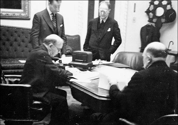 Signature du Plan d'entraînement aérien, le 16 décembre 1939