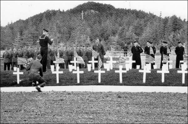Les tombes des militaires du Pollux et du Truxtun, en 1942 Les tombes des militaires du Pollux et du Truxtun, en 1942