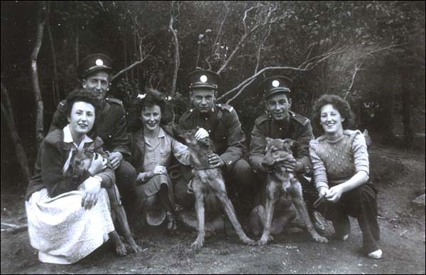 Des rangers en compagnie d'infirmières après les heures de travail, vers 1935-1950