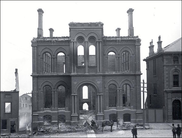 Bâtiments en ruines au centre-ville de St. John's, 1892 Bâtiments en ruines au centre-ville de St. John's, 1892