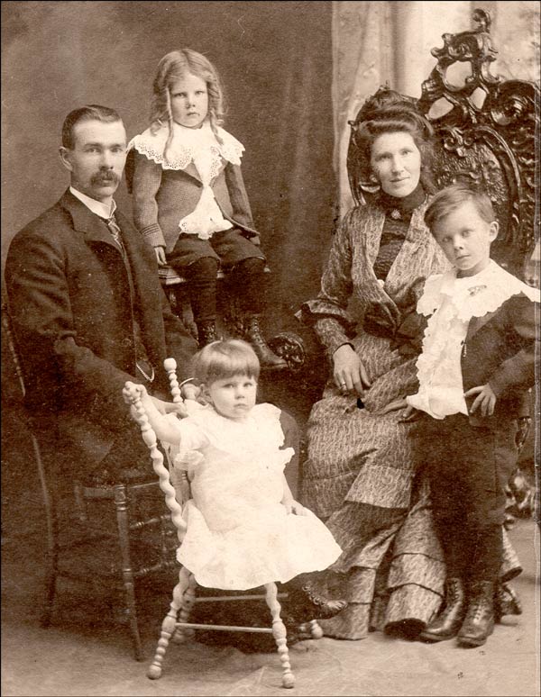 Les parents, un frère et une sœur de Stella Meaney, vers 1900 Les parents, un frère et une sœur de Stella Meaney, vers 1900
