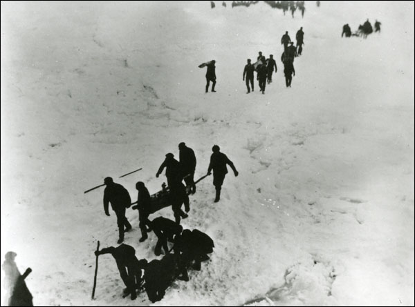 Une équipe de secours transportant les morts et les survivants, le 2 avril 1914