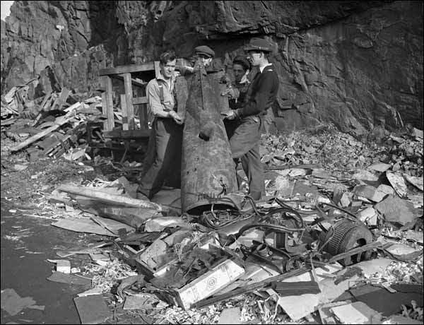 Le quai Scotia après une attaque à la torpille, en 1942