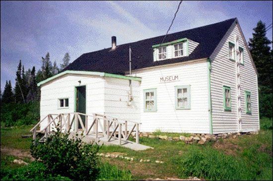 Le bâtiment White Elephant, Makkovik, T.-N.-L., avant la restauration Le bâtiment White Elephant, Makkovik, T.-N.-L., avant la restauration