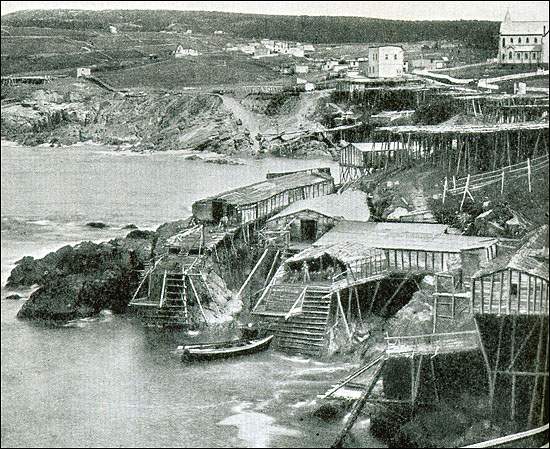 Chafauds aménagés dans un village de pêcheurs, s.d.