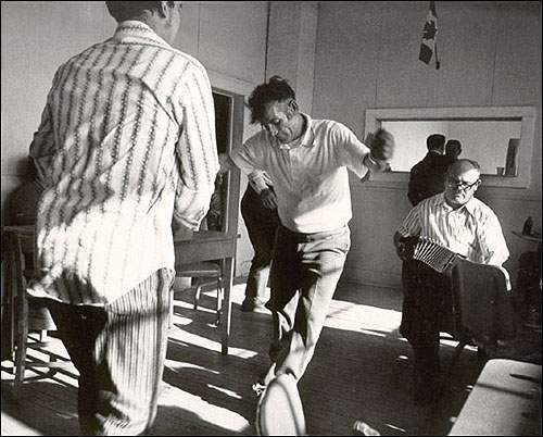 La danse « step », Conche, vers 1980 La danse « step », Conche, vers 1980