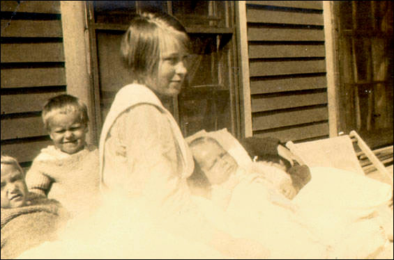 Des enfants à l'hôpital St. Anthony, vers 1922 Des enfants à l'hôpital St. Anthony, vers 1922
