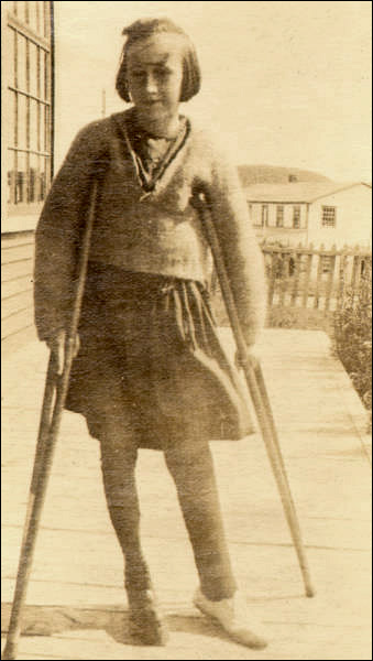 Jeune fille blessée à l'hôpital de St. Anthony, vers 1920 Jeune fille blessée à l'hôpital de St. Anthony, vers 1920