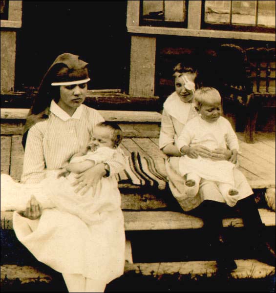 Une infirmière et des enfants blessés à l'hôpital St. Anthony, vers 1922. Une infirmière et des enfants blessés à l'hôpital St. Anthony, vers 1922.