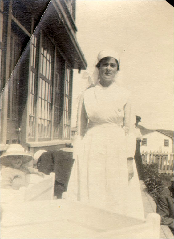Infirmière et enfant à l'hôpital de St. Anthony, vers 1923 Infirmière et enfant à l'hôpital de St. Anthony, vers 1923